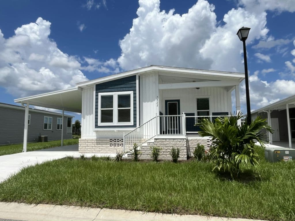 Manufactured home in Ellenton, FL 34222