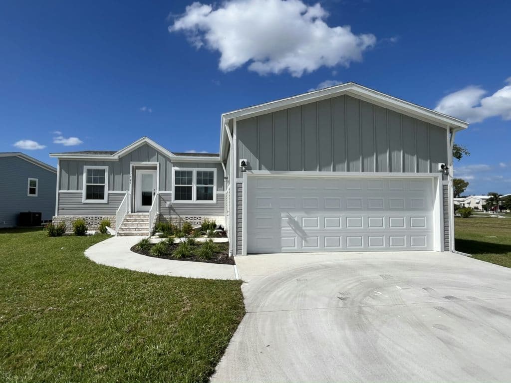 Manufactured home in Ellenton, FL 34222