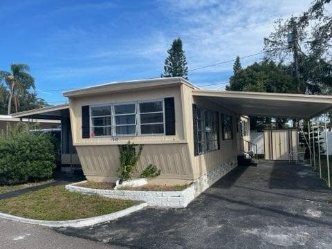 Manufactured home in Clearwater, FL 33764