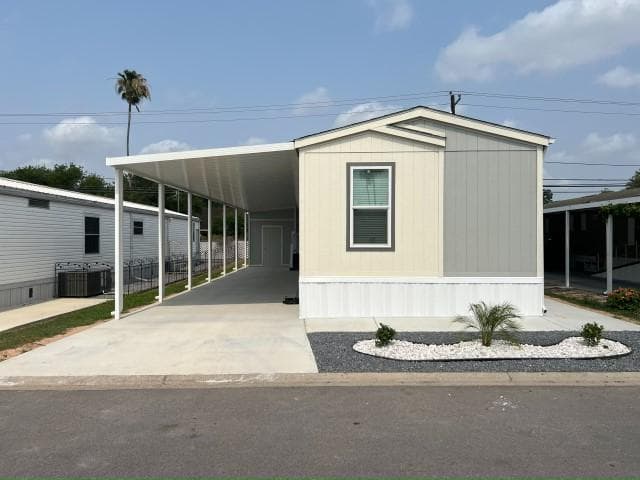 Manufactured home in Weslaco, TX 78596