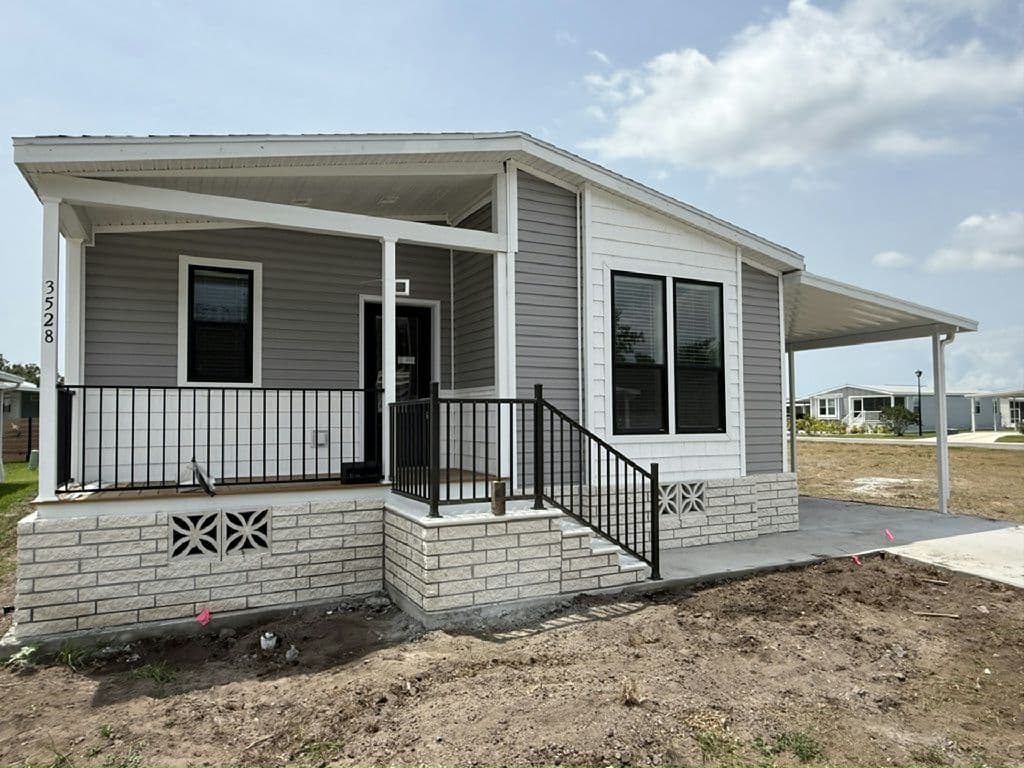Manufactured home in Ellenton, FL 34222