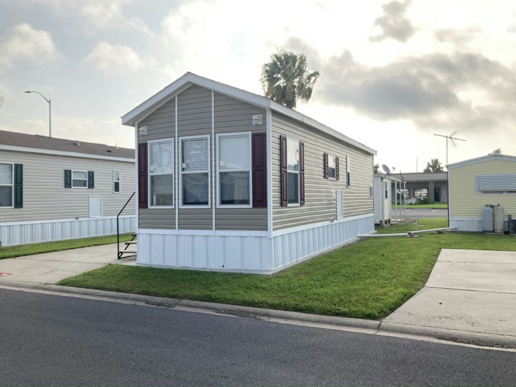 Manufactured home in Weslaco, TX 78596