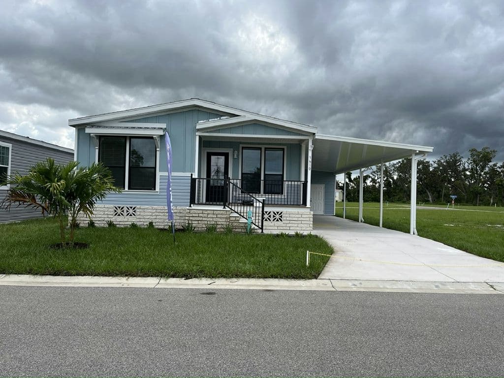 Manufactured home in Ellenton, FL 34222