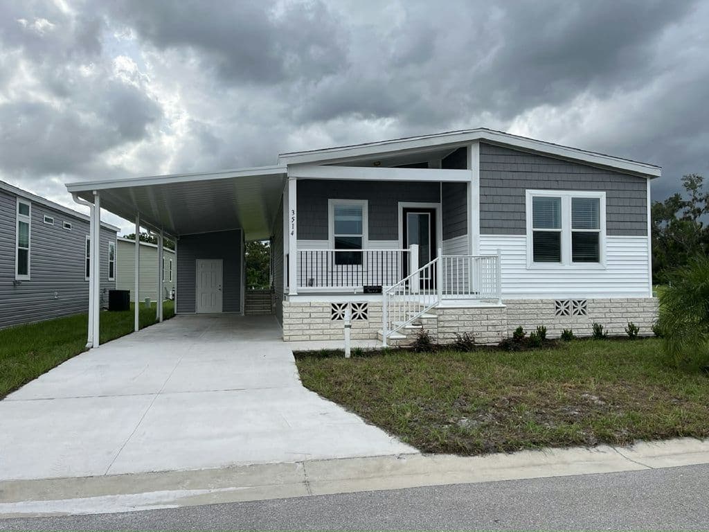 Manufactured home in Ellenton, FL 34222
