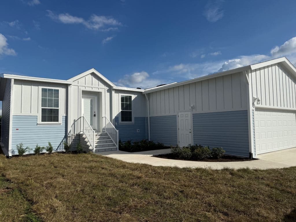Manufactured home in Ellenton, FL 34222