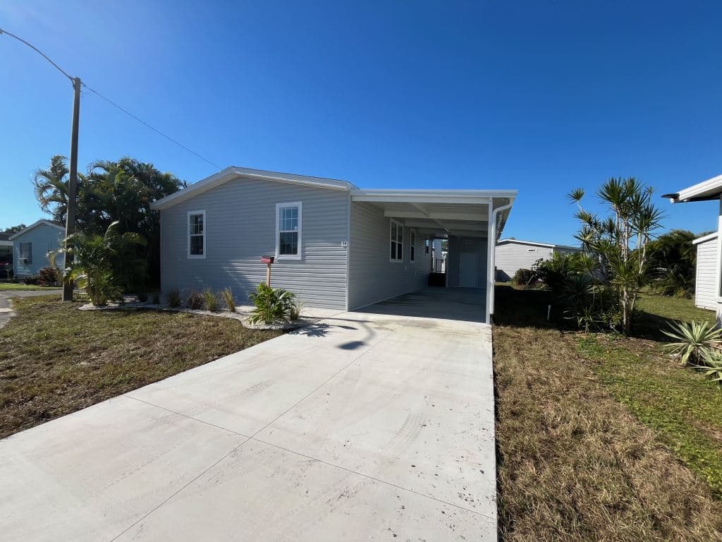 Manufactured home in North Fort Myers, FL 33917