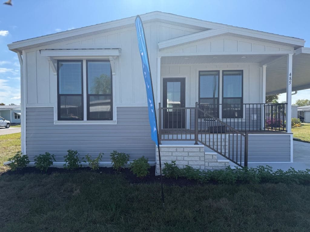 Manufactured home in Ellenton, FL 34222