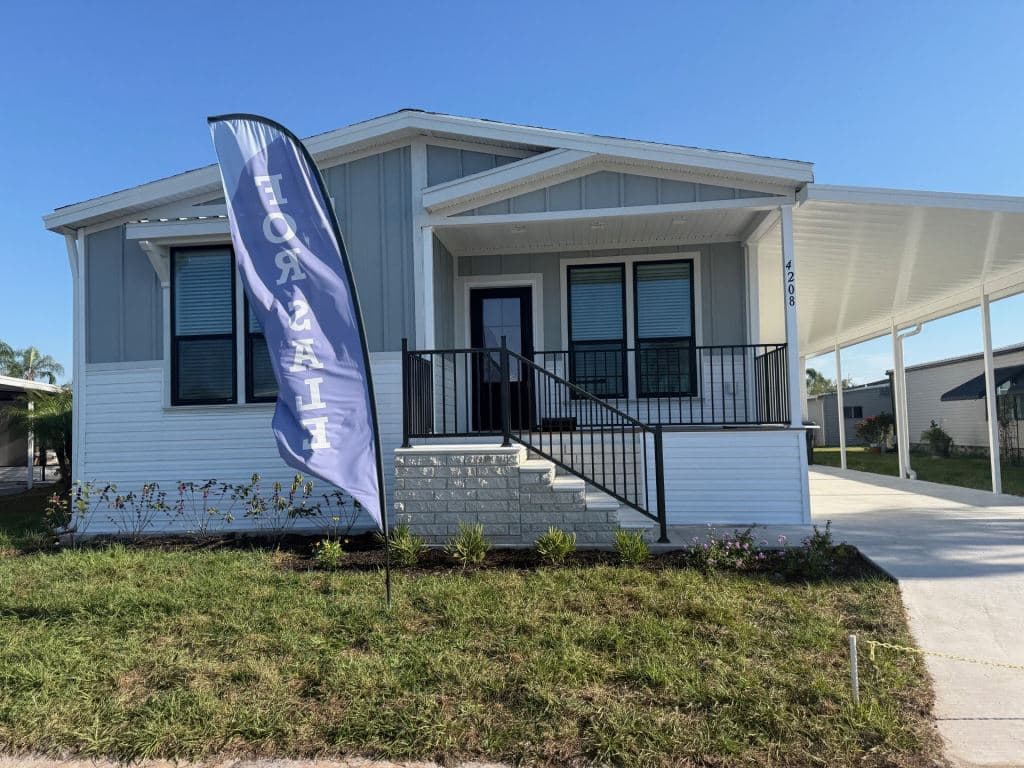 Manufactured home in Ellenton, FL 34222