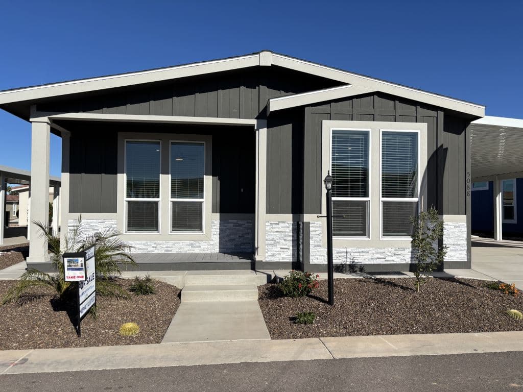 Manufactured home in Apache Junction, AZ 85119