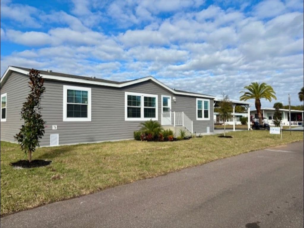 Manufactured home in Port Orange, FL 32129