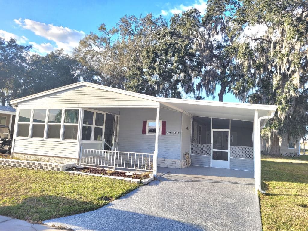 Manufactured home in Zephyrhills, FL 33540