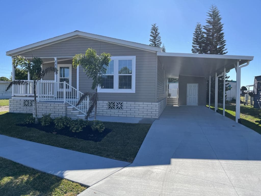 Manufactured home in Melbourne, FL 32901