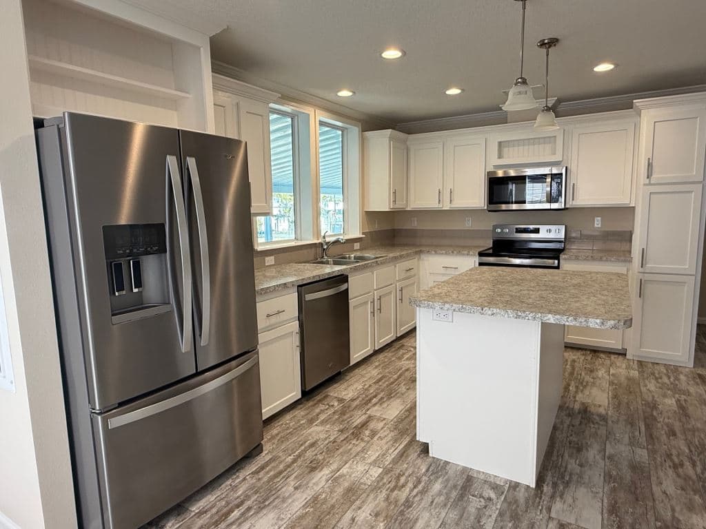 Manufactured home in Ellenton, FL 34222