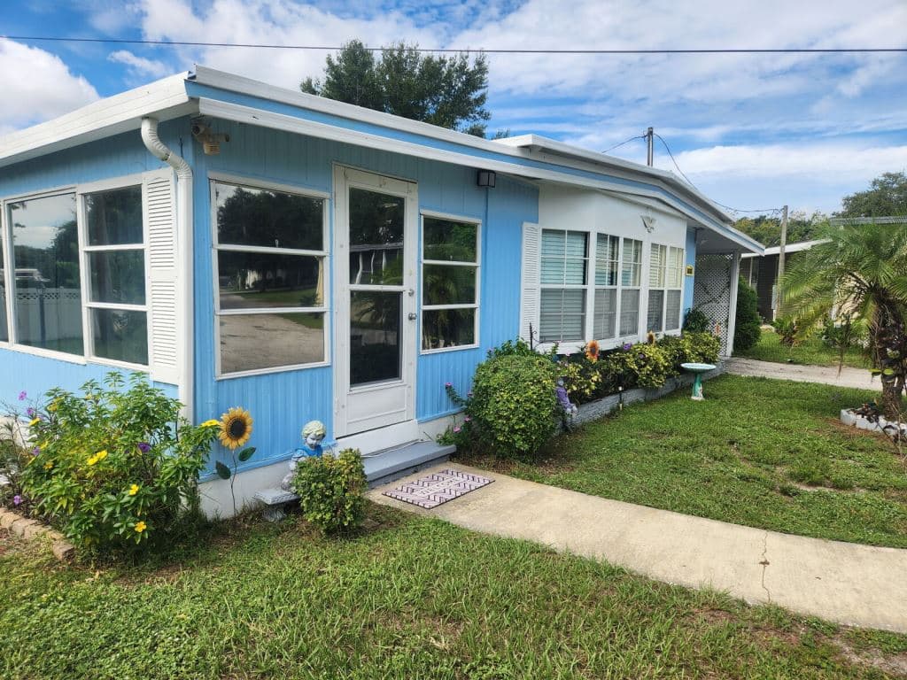 Manufactured home in Grand Island, FL 32735