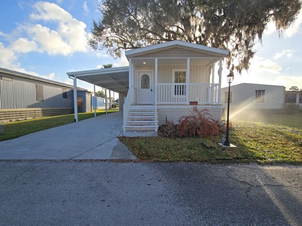 Manufactured home in Wildwood, FL 34785