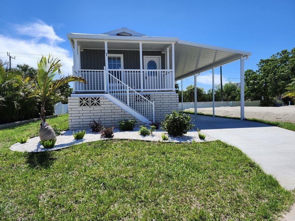 Manufactured home in Nokomis, FL 34275