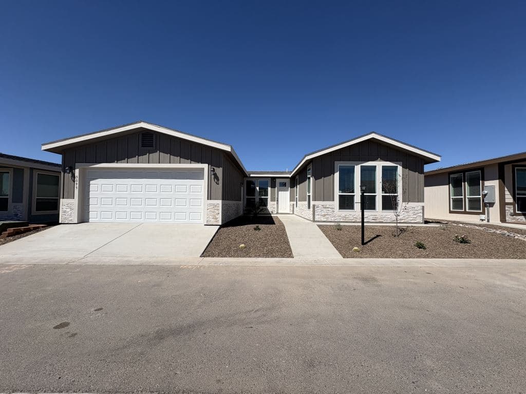 Manufactured home in Apache Junction, AZ 85119