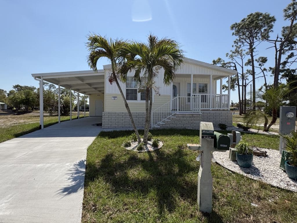 Manufactured home in N. Fort Myers, FL 33903