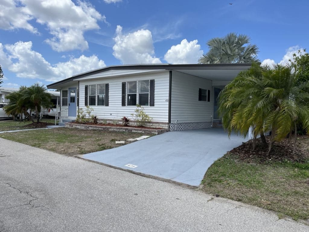 Manufactured home in Ellenton, FL 34222