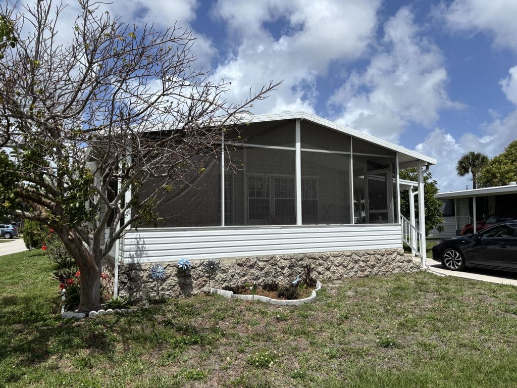 Manufactured home in West Palm Beach, FL 33404