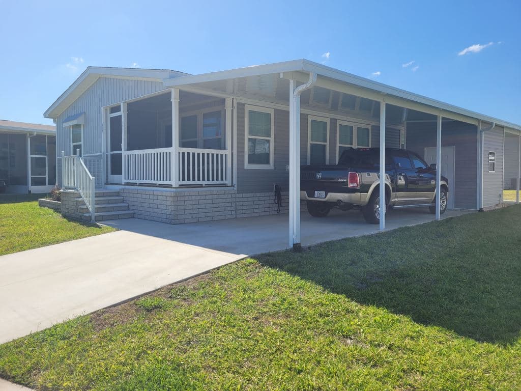 Manufactured home in Zephyrhills, FL 33540