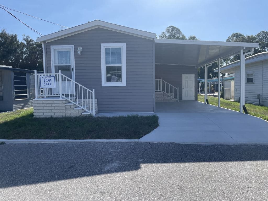 Manufactured home in Clearwater, FL 33764
