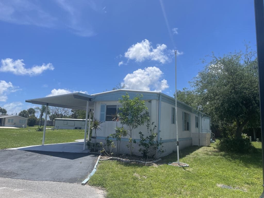 Manufactured home in Riviera Beach, FL 33404