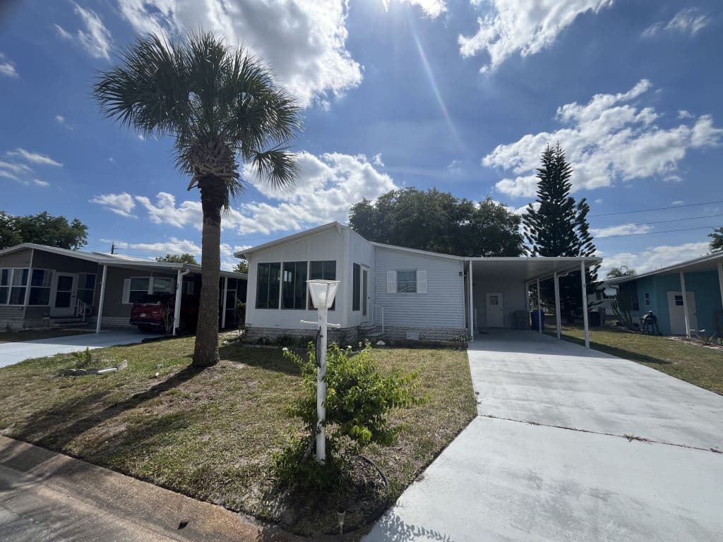 Manufactured home in Vero Beach, FL 32966