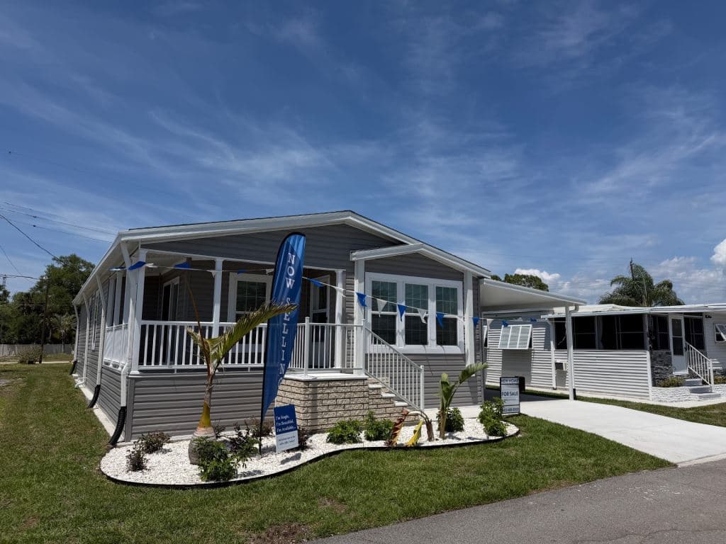 Manufactured home in Nokomis, FL 34275