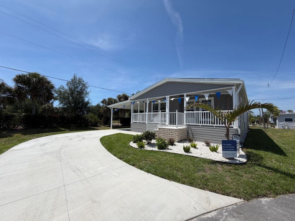 Manufactured home in Nokomis, FL 34275