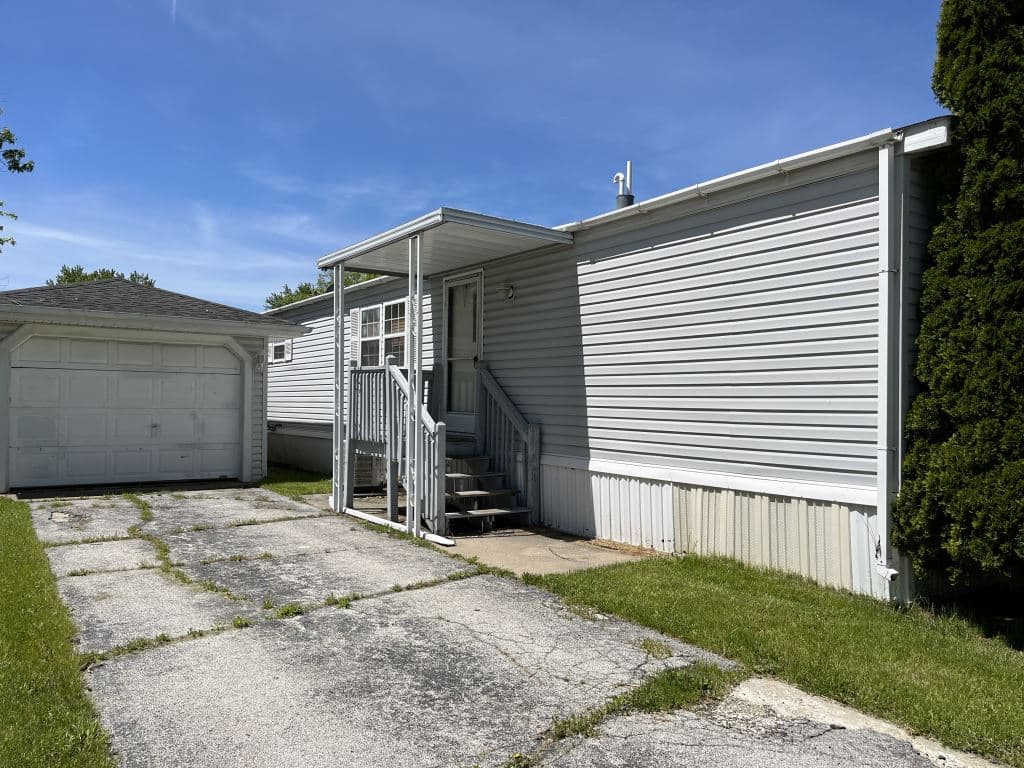 Manufactured home in Beecher, IL 60401