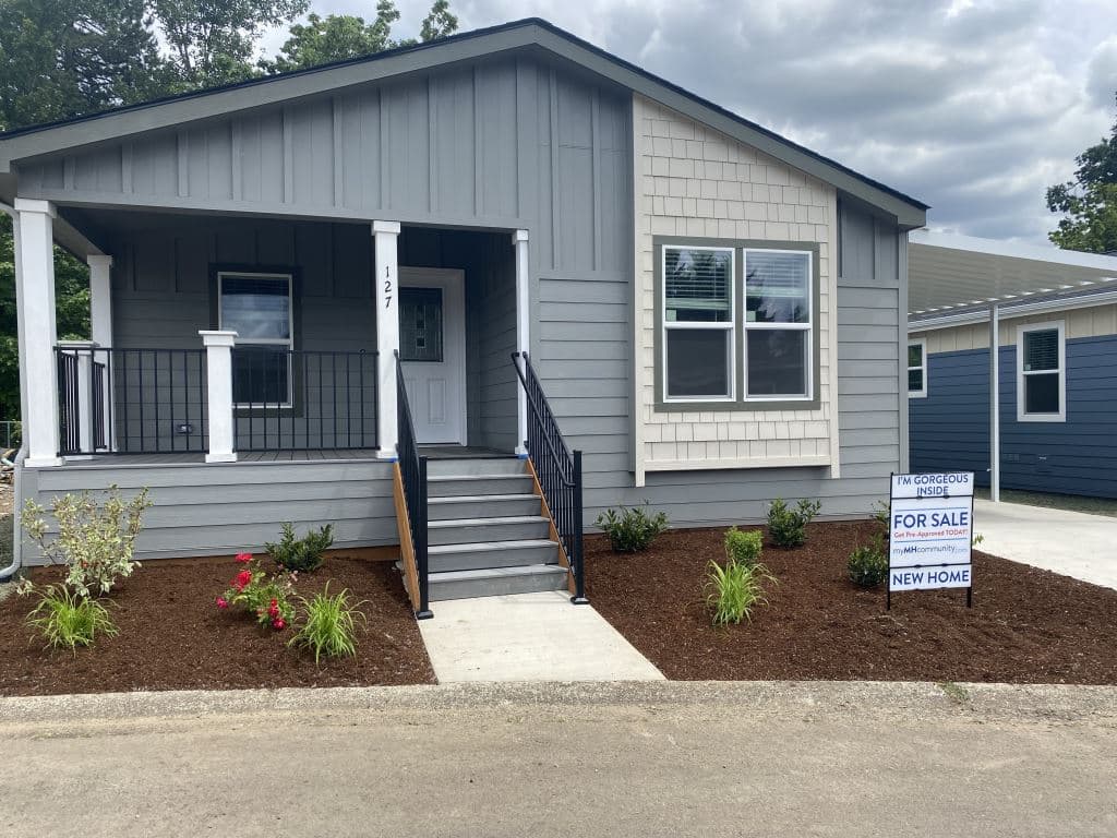 Manufactured home in Clackamas, OR 97015
