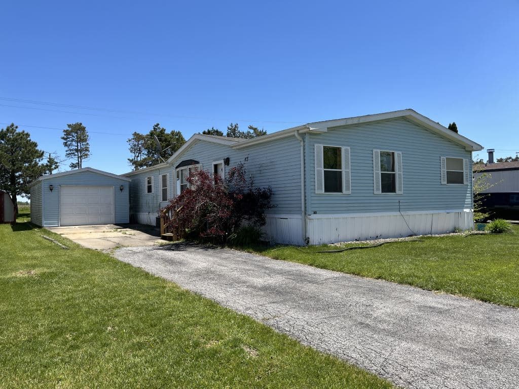 Manufactured home in Beecher, IL 60401
