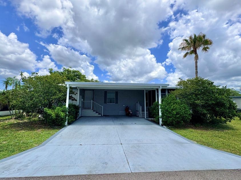 Manufactured home in Sarasota, FL 34234
