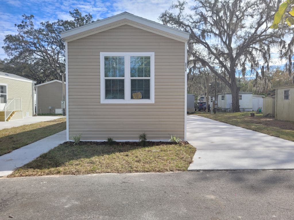 Manufactured home in Zephyrhills, FL 33542