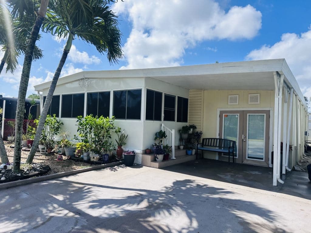 Manufactured home in Margate, FL 33063