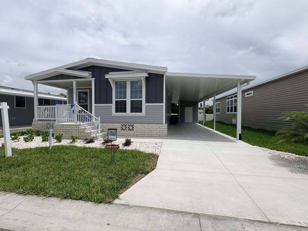 Manufactured home in Sarasota, FL 34234