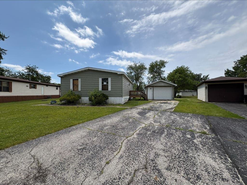 Manufactured home in Beecher, IL 60401