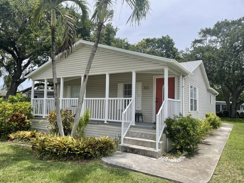 Manufactured home in Palm Beach Gardens, FL 33410