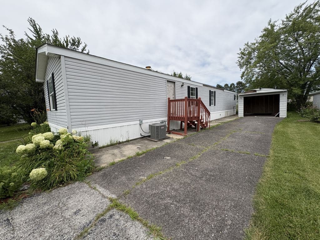 Manufactured home in Beecher, IL 60401