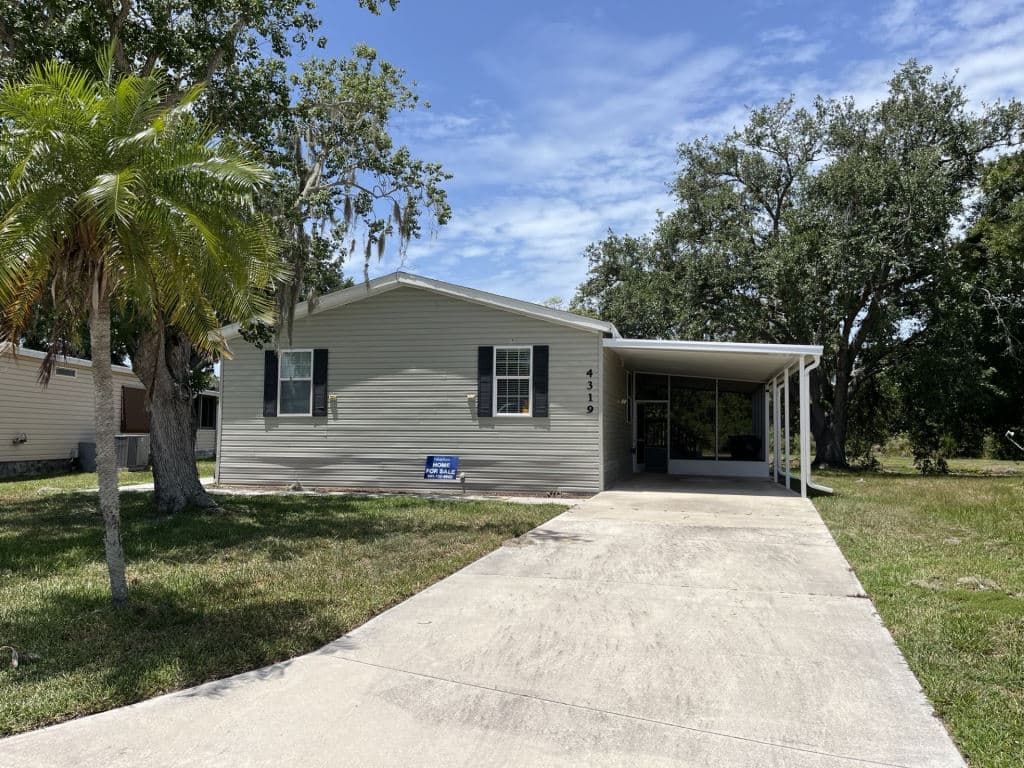 Manufactured home in Ellenton, FL 34222