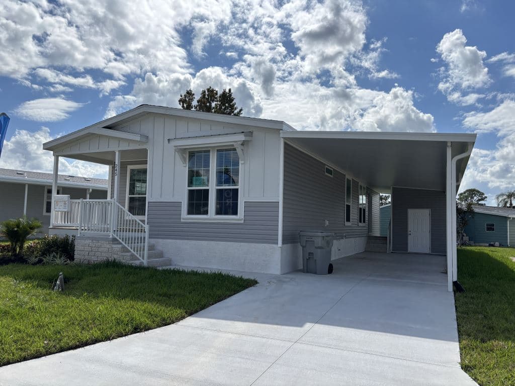 Manufactured home in Vero Beach, FL 32966