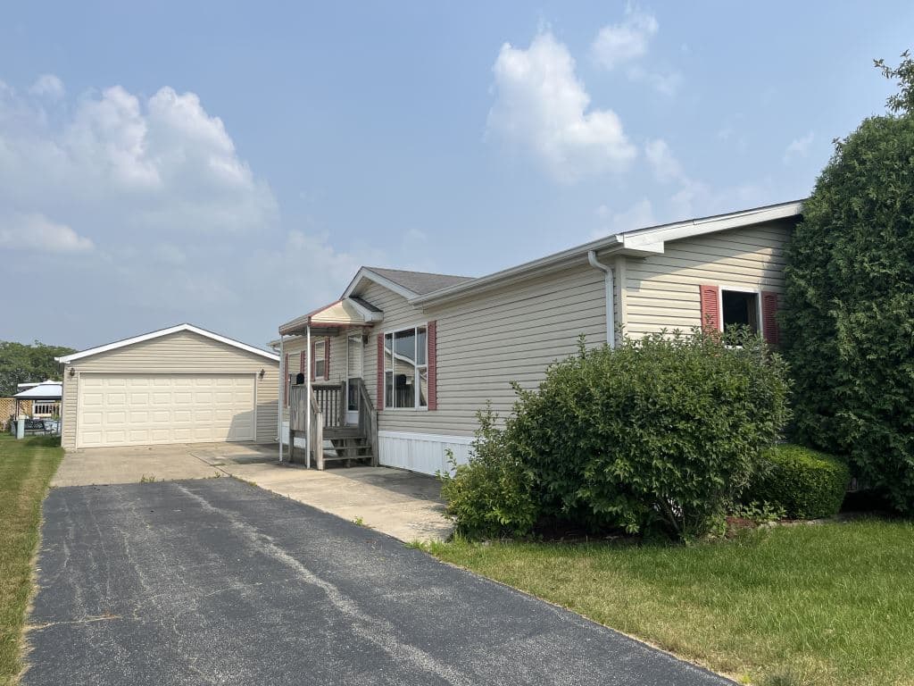 Manufactured home in Beecher, IL 60401