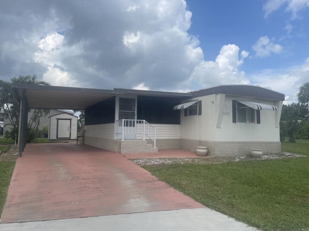 Manufactured home in West Palm Beach, FL 33404