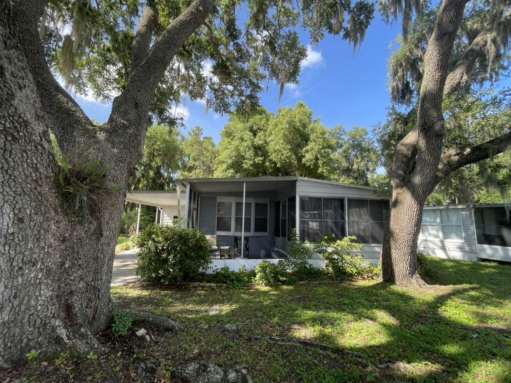 Manufactured home in Grand Island, FL 32735