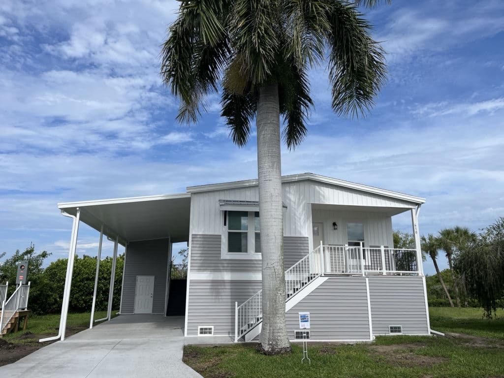Manufactured home in Ellenton, FL 34222