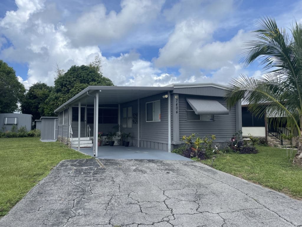 Manufactured home in West Palm Beach, FL 33404