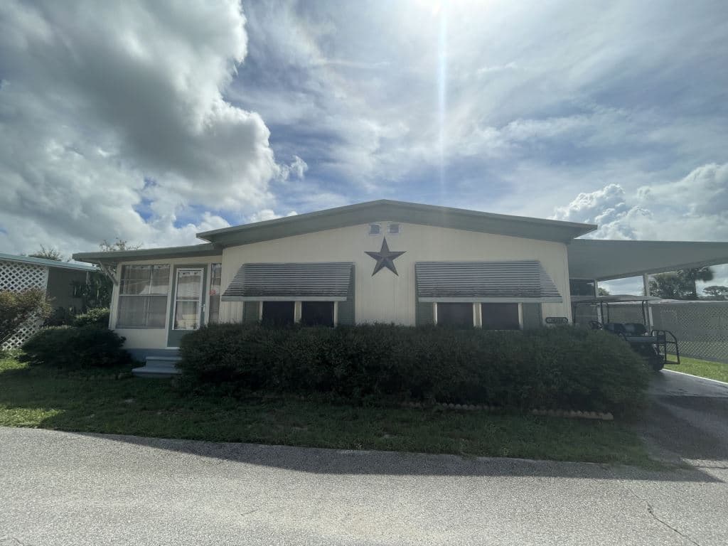 Manufactured home in Grand Island, FL 32735