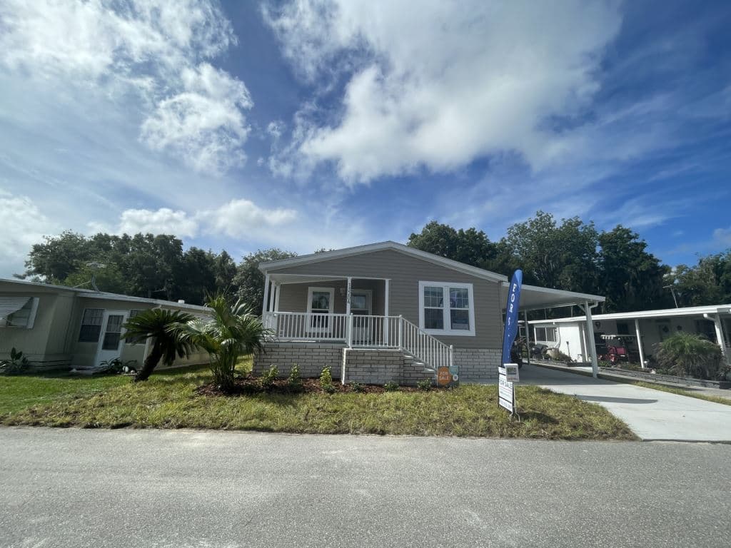 Manufactured home in Grand Island, FL 32735