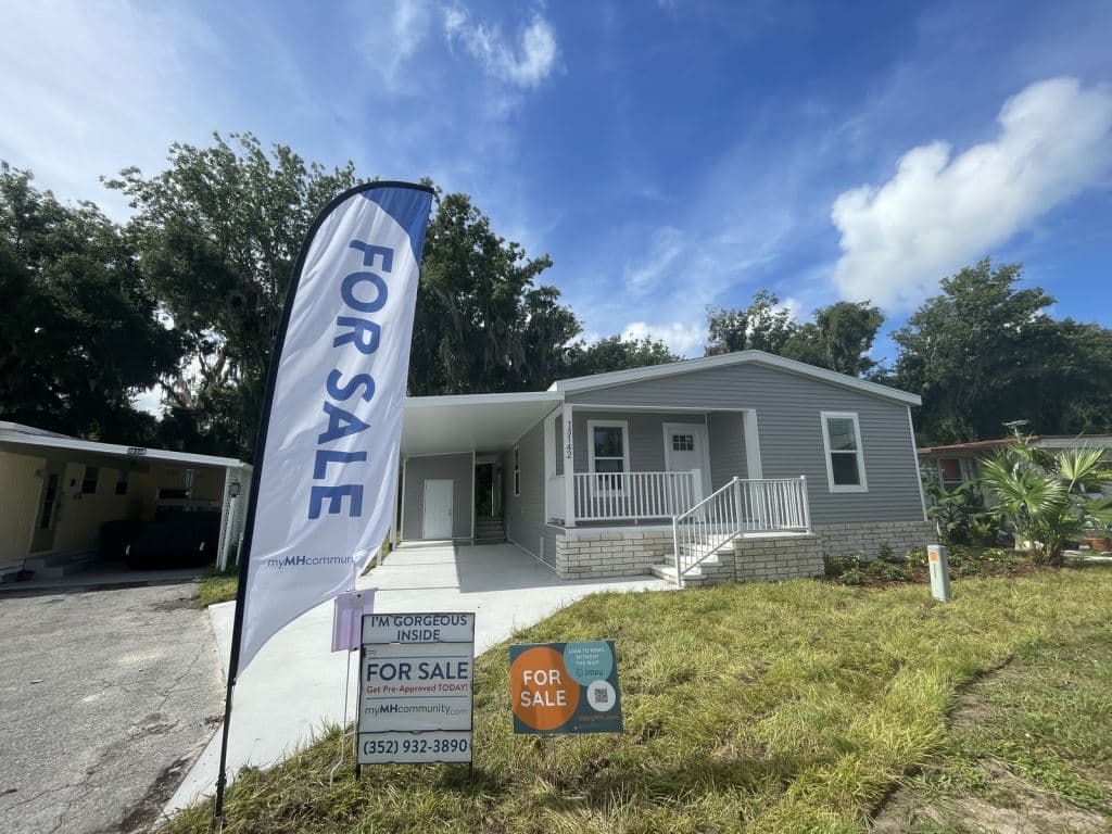 Manufactured home in Grand Island, FL 32735